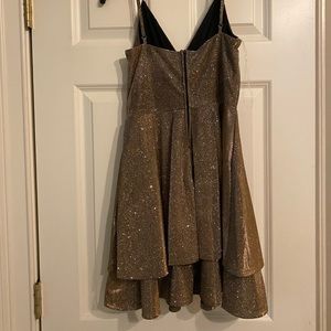 Short formal dress in a metallic color. Size medium